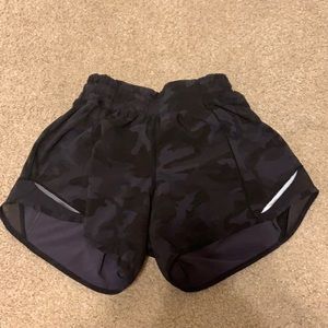 lululemon 4inch camo hotty hot shorts size 2